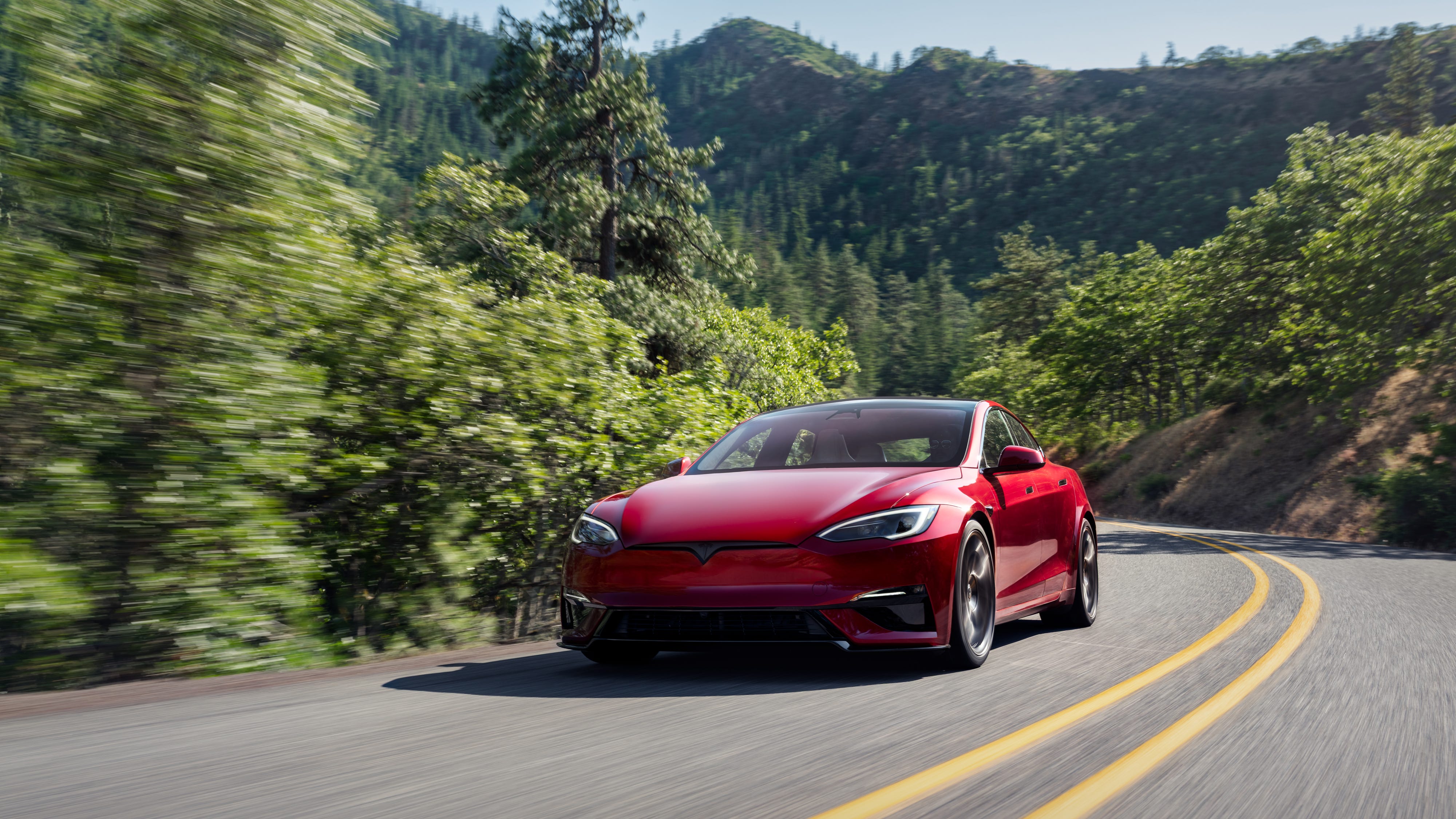 Tesla Model S Elektroauto auf kurviger Straße