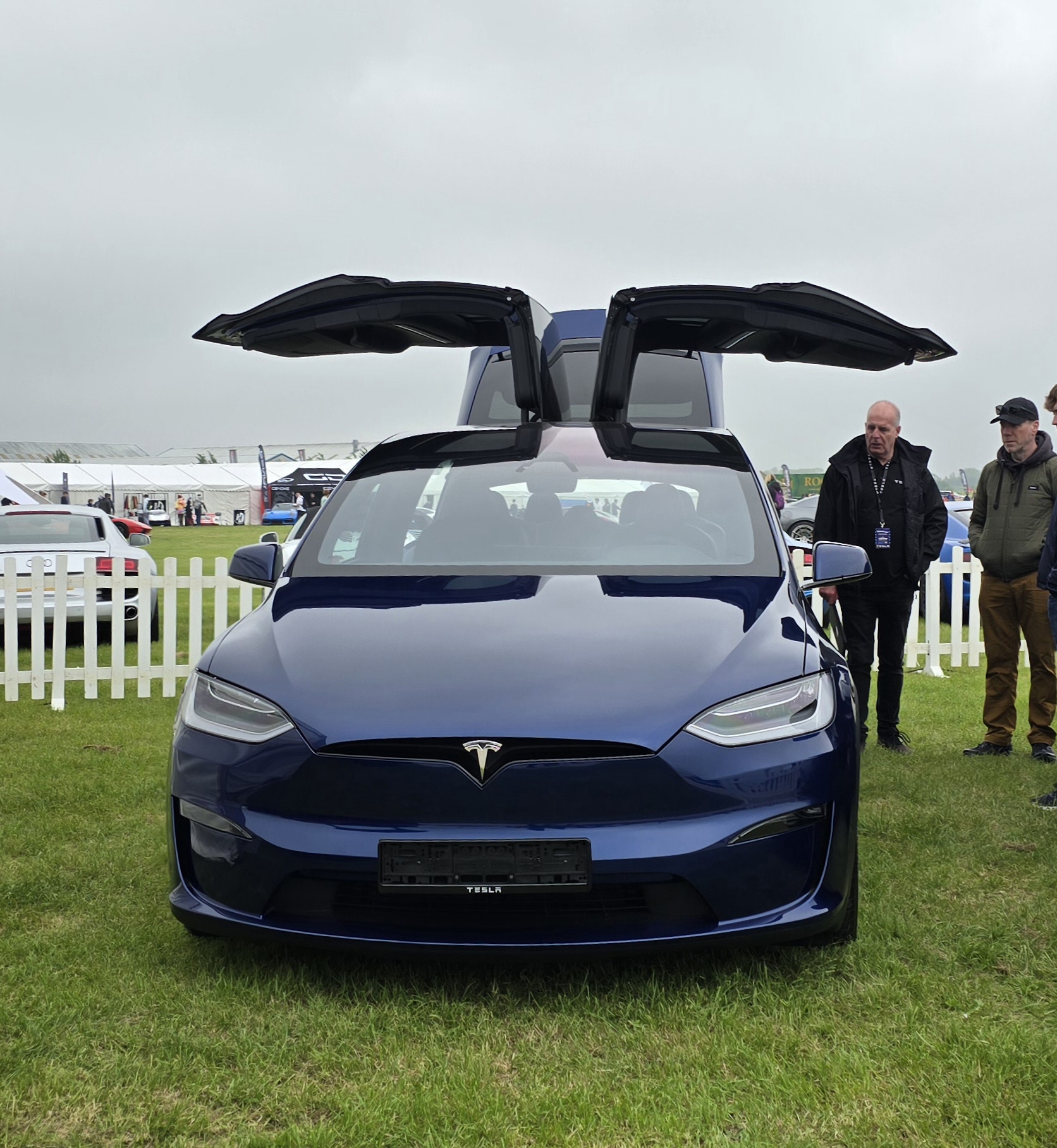 Tesla Model X mit geöffneten Falcon-Wing-Türen