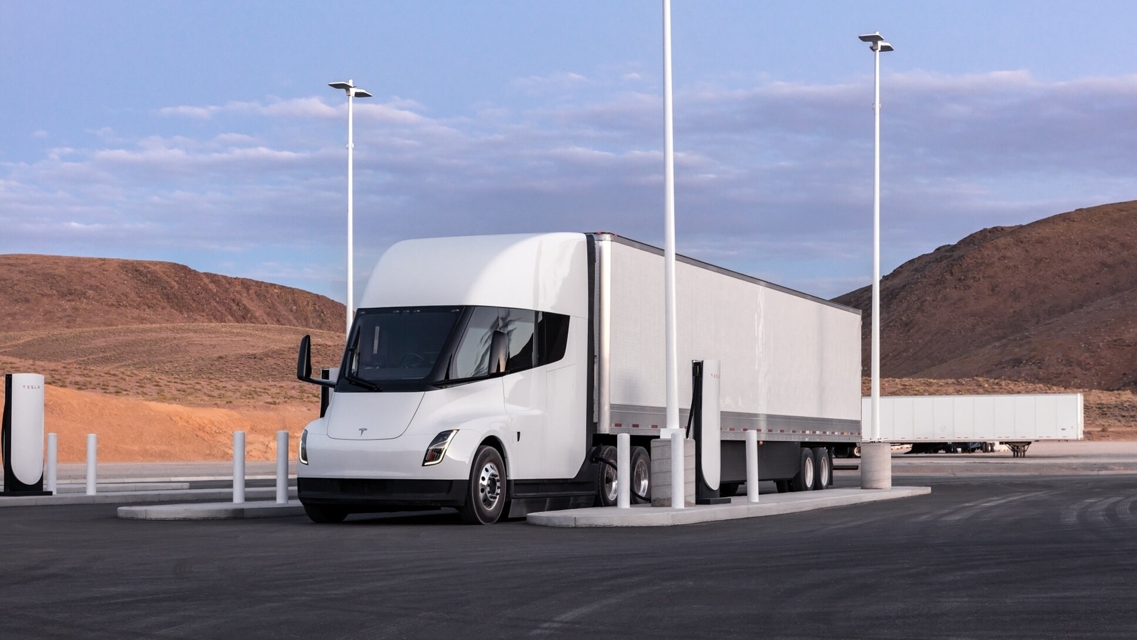 Tesla Semi an einer Tesla-Ladestation