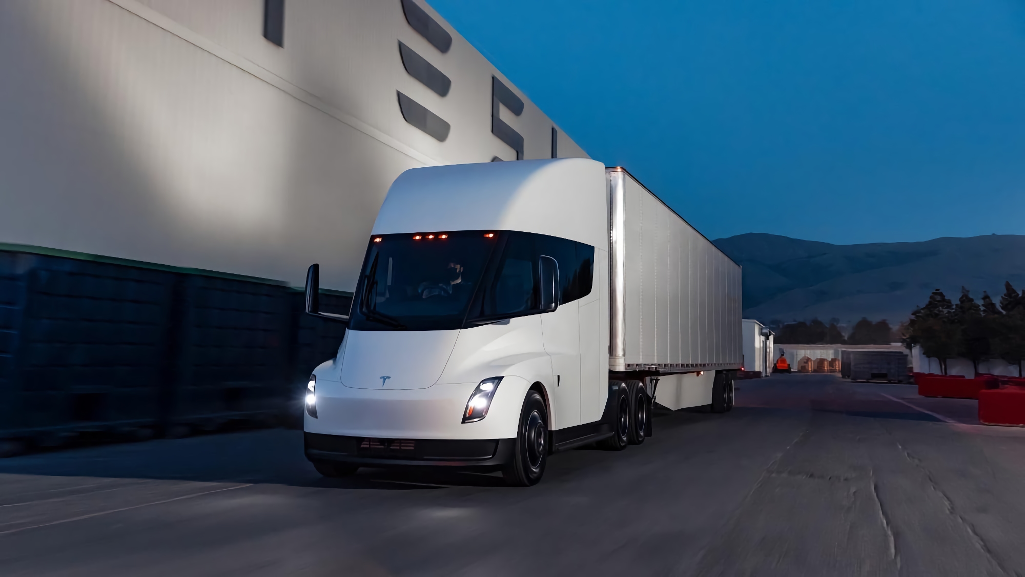 Tesla Semi elektrischer Sattelzug mit Auflieger
