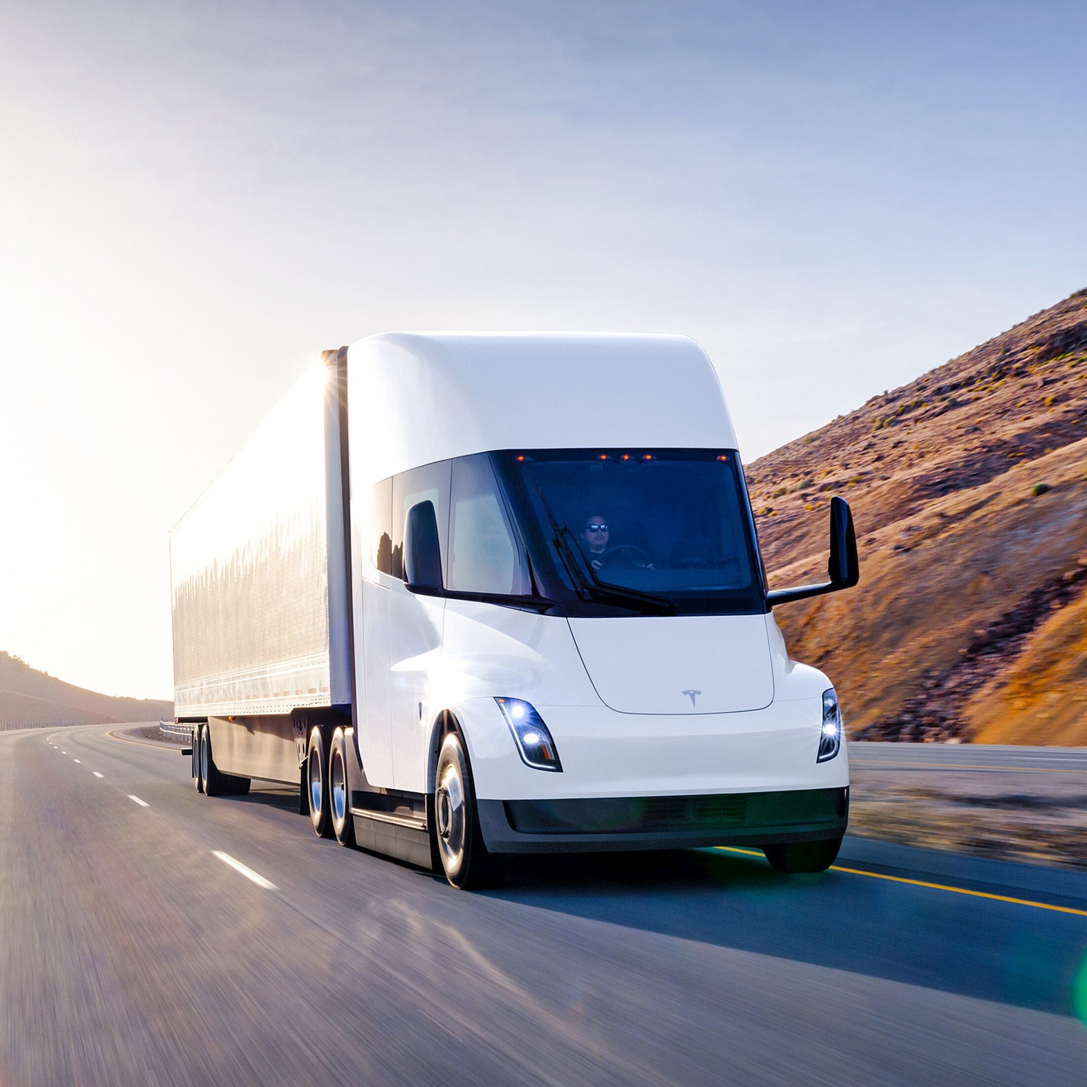 Tesla Semi auf einer Straße