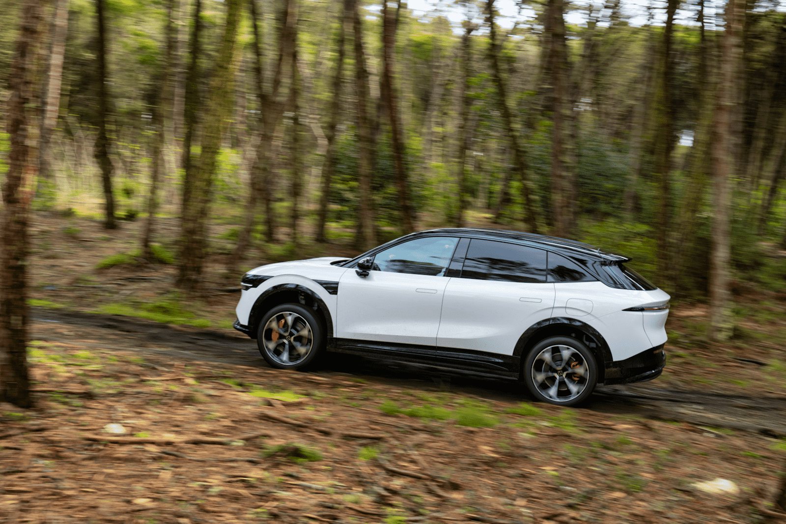 Zeekr 7X in Bewegung im Wald