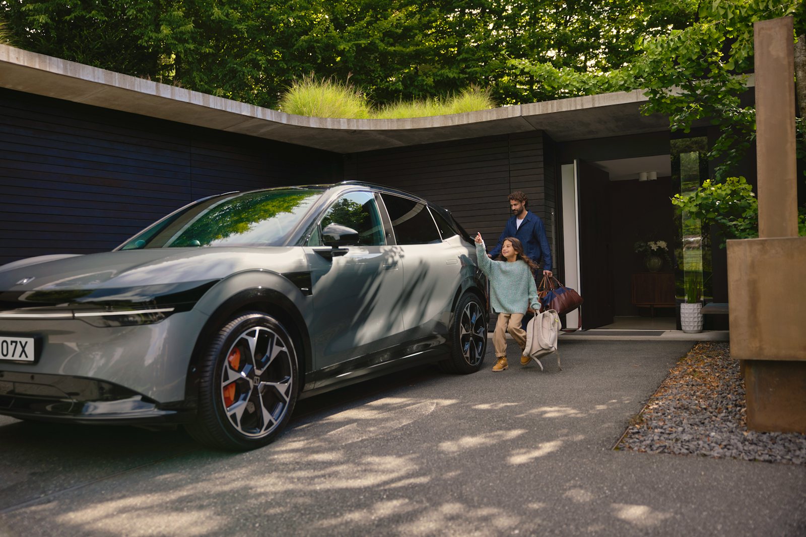 Zeekr 7X Elektro-SUV vor einem Haus